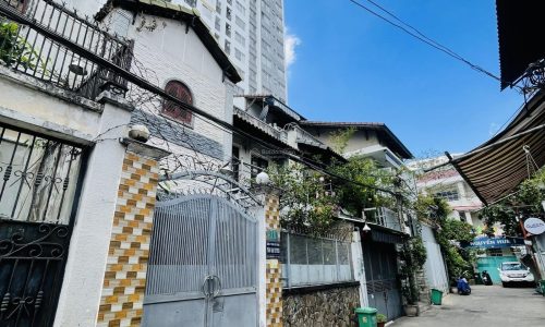 Hàng xóm chung cư Galaxy 9, cách mặt tiền 10 mét – xe hơi xoay đầu