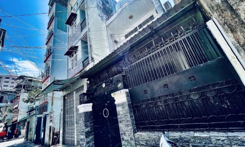 Diện tích hiếm ngang lớn gần 5 mét ô tô đỗ cổng